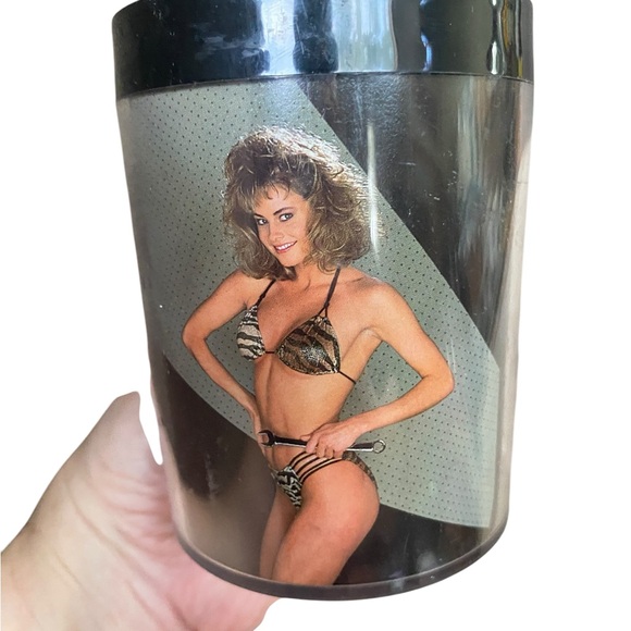 Lot of two vintage 1980s Snap-On Tool Mugs featuring toolmate girls Pin-up - Picture 8 of 11